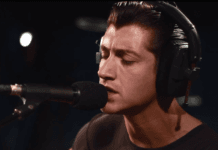 Alex Turner tocarà tots els instruments a una nova cançó dels Arctic Monkeys