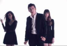 Alex Turner i noies en topless a Vertigo