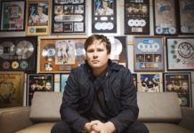 Tom DeLonge segueix estrenant cançons