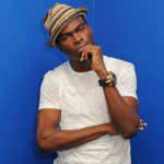 Omi suma una quarta setmana de lideratge als Estats Units