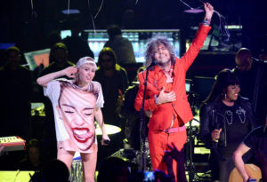 The Flaming Lips i Miley Cyrus, anuncien un concert on tothom anirà despullat