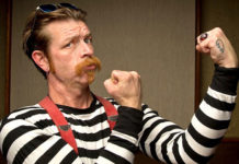 Jesse Hughes dispara contra els estudiants que volen acabar amb el control d’armes