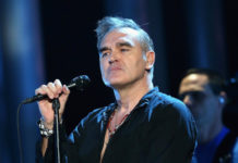 Morrissey mostra imatges de les càrregues policials de l’1-O en un concert