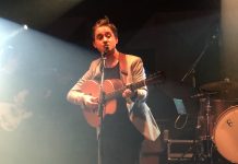 Villagers passen del folk en el seu concert de Barcelona