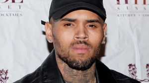 Chris Brown detingut per violació