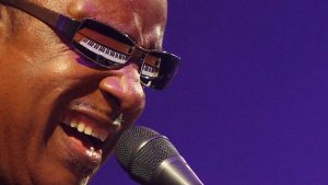 Stevie Wonder anuncia durant un concert que li han de fer un trasplantament de ronyó