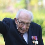 Un veterà de guerra de 99 anys lidera la llista britànica amb ‘You’ll never walk alone’