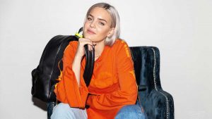 Anne-Marie s’ajunta amb Doja Cat a ‘To Be Young’