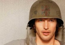 James Blunt torna amb un disc de grans èxits “The stars beneath my feet”