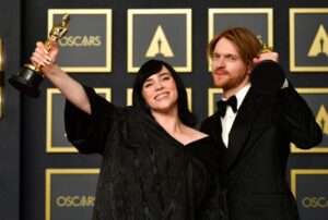 Billie Eilish i Finneas guanyen l’Oscar a la millor cançó per ‘No time to die’