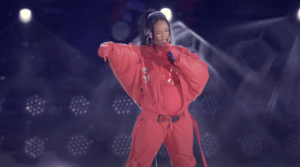 Rihanna ofereix un recull dels seus èxits durant la Super Bowl 2023