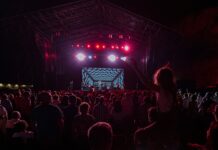 Porta Ferrada tanca cartell amb 31 FAM, Mushkaa, La Pegatina o Crystal Fighters