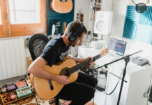 Ferran Orriols: “Plata ha sigut posar-me davant del mirall i dir-me: ets això i no te n’has d’amagar” Ferran Orriols a l'estudi muntat a casa seva.