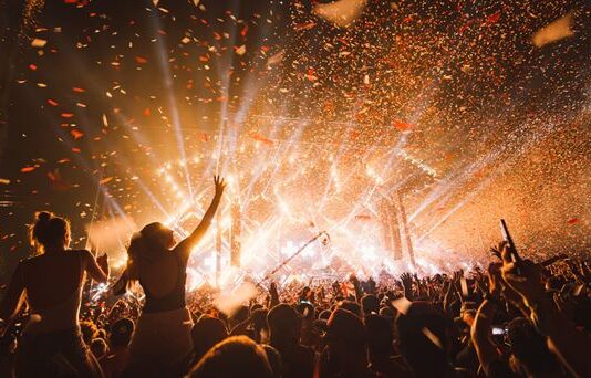 La música com a mecanisme de producció d’identitats i gestió emocional Usos i funcions de la música