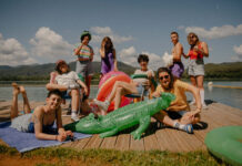 Roba Estesa publiquen “STIKINLOVA”, un brindis als amors i les amistats d’estiu