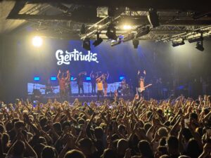 Gertrudis suen la samarreta en el seu últim ball