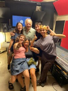 Al·lèrgiques al Pol·len, Ven’nus i Serrat estrenen nova versió de ‘Paraules d’amor’