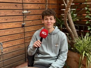 Entrevistem a Dinou que es presenta amb “De la terra al cel”