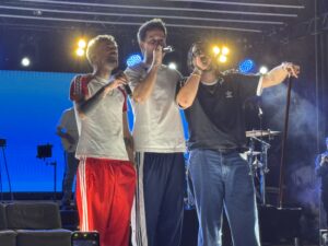 Stay Homas s’acomiaden en un concert emotiu i festiu a parts iguals