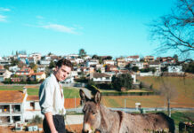 Mama Dousha fa un retrat satíric de la societat i la cultura catalana a ‘Catalan Society’