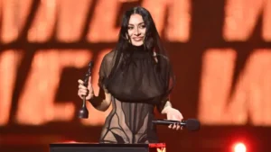Charli xcx triomfa als Brit Awards 2025