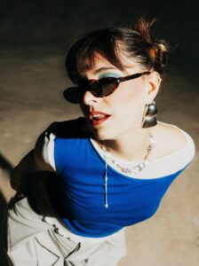 Esther explora la foscor del desamor a ‘Si te’n vas’