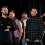 Pèl de Gall torna amb “Entre sa llum i sa foscor”, un disc que reafirma el seu estil festiu i emocional