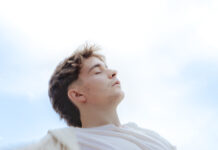 Pol Espada es reinventa amb ‘FALLING 4 U’