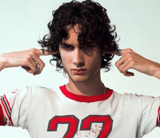 Un àlbum debut ple d’històries i records, “I Barely Know Her” de Sombr