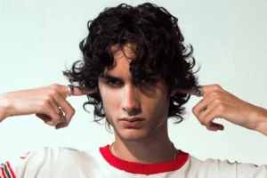 sombr anuncia el seu àlbum debut “I Barely Know Her”