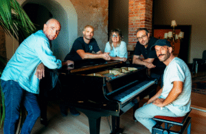 Lluís Llach, Roger Mas i Els Catarres uneixen forces per oferir una versió especial de “País Estrany” per la Diada