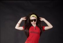 Cloe sacseja la pista de ball amb ‘Fanatika’, al costat de Slad Mobb