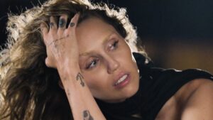 Miley Cyrus estrena ‘Secrets’ amb dos components de Fleetwood Mac