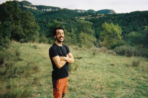 Gerard Aledo torna al pop festiu amb “Crónicas de una ruptura anunciada”