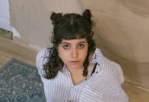 Aluet canta ‘PELS QUE HAN MARXAT’