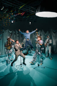 Sexenni i Miki Núñez encenen la pantalla amb ‘Televisió’, una declaració d’amor sense filtres