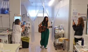 Marta Shanti omple d’esperança l’Hospital Trueta i Santa Caterina de Girona