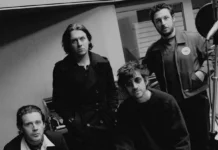 Arctic Monkeys encapçalen “HELP(2)”, el retorn solidari de War Child, amb ‘Opening Night’