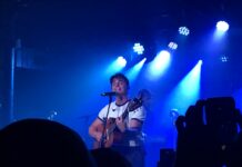 Cesc Sansalvadó presenta “Slow dive” en un directe íntim i carregat d’emoció a Razzmatazz