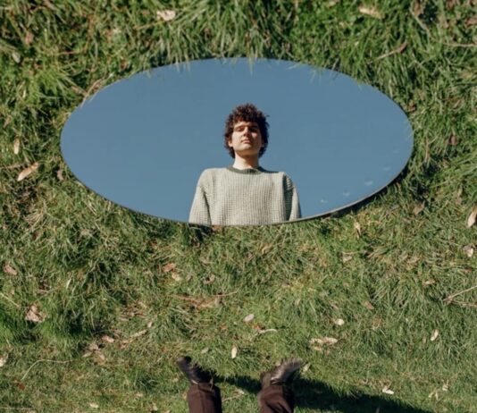 CALERO presenta la seva faceta més guitarrera al debut “L’any de la serp”