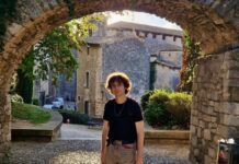 Prunés debuta amb “Ara, mai, d’aquí una estona”, un primer àlbum entre el sarcasme i la intimitat