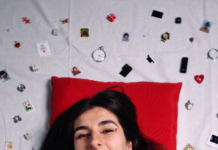 Bru i la vida a través dels objectes: el seu àlbum debut “col·leccionista”