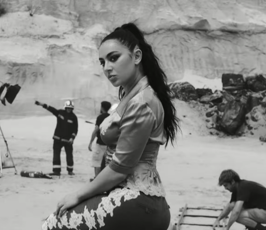 Charli XCX mata l’ego de «Brat» amb «Music, Fashion, Film»