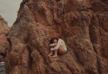 Júlia Pascual publica ‘Glass Bodies’, un nou senzill sobre la pressió de perseguir la perfecció