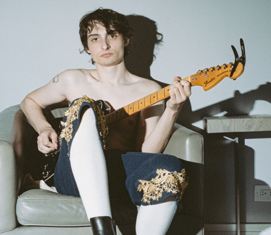 Finn Wolfhard pren el control de la seva música amb “Fire From The Hip”