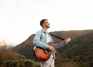 Guillem Hoyo tanca el seu primer EP amb ‘Pi Blau’