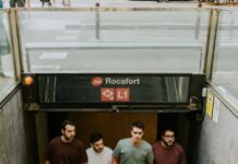 Balena posa banda sonora a la Barcelona quotidiana amb ‘Rocafort’