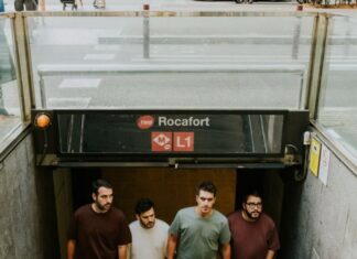 Balena posa banda sonora a la Barcelona quotidiana amb ‘Rocafort’