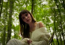 Regina presenta ‘Mirant la lluna’, una cançó sobre acceptar el passat i reconèixer tot allò que ens ha construït
